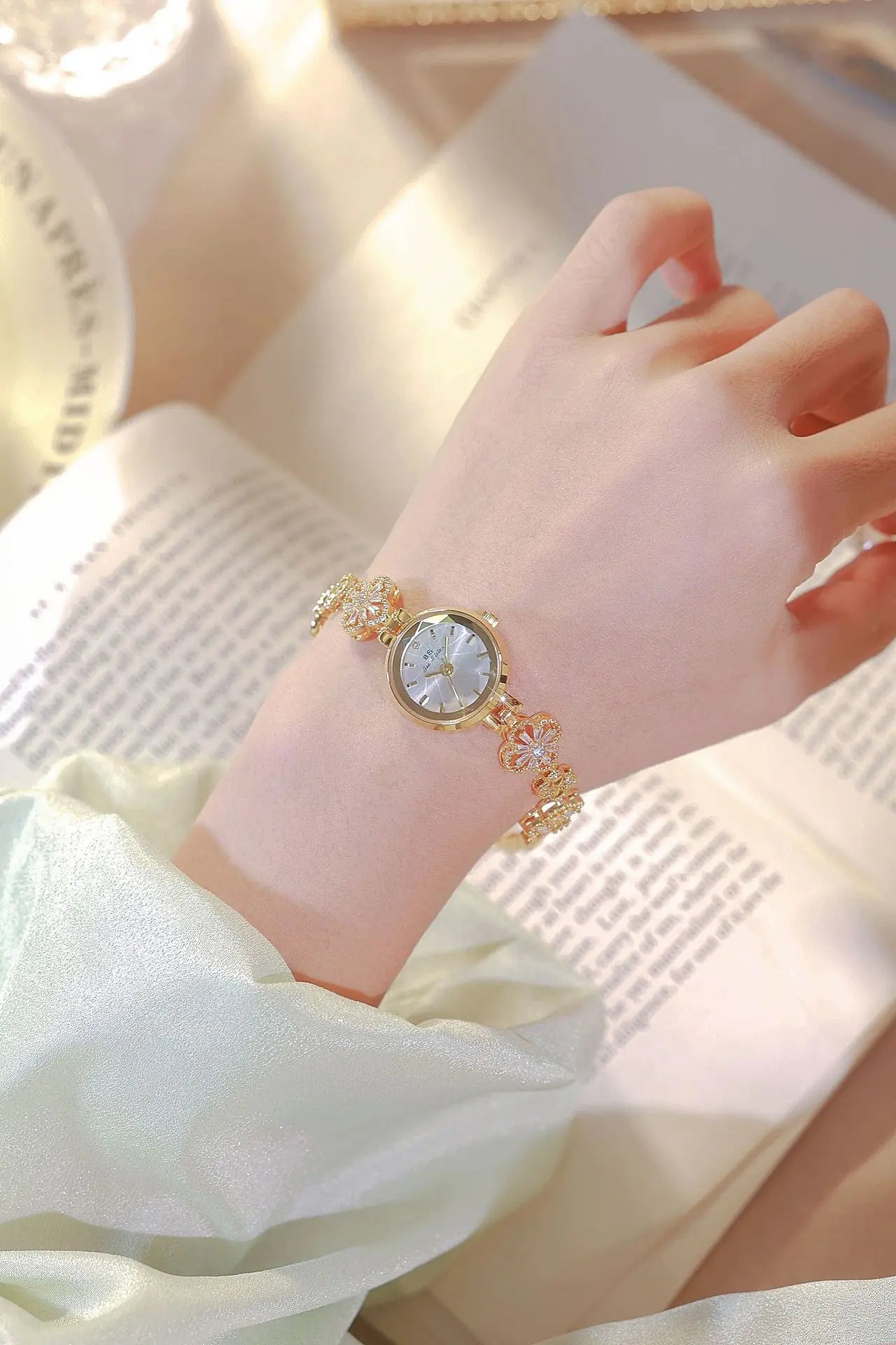 New Luxury Ladies Watch Gold Silver Small Bracelet Quartz Wristwatches 2024 Fashion Woman Watch Wrist Gift For Girlfriend