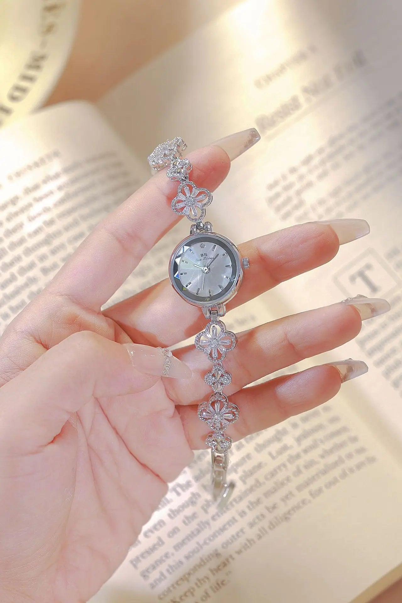 New Luxury Ladies Watch Gold Silver Small Bracelet Quartz Wristwatches 2024 Fashion Woman Watch Wrist Gift For Girlfriend