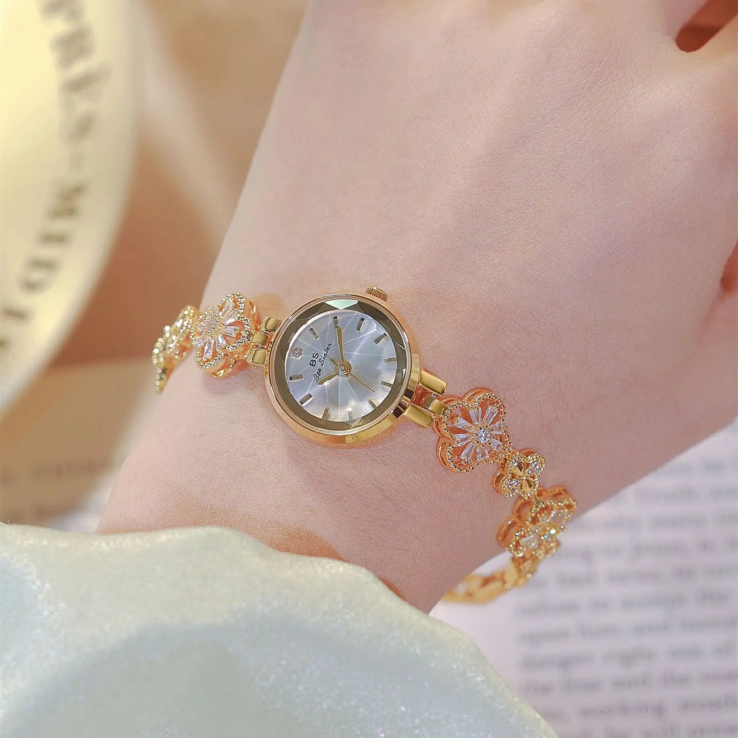 New Luxury Ladies Watch Gold Silver Small Bracelet Quartz Wristwatches 2024 Fashion Woman Watch Wrist Gift For Girlfriend