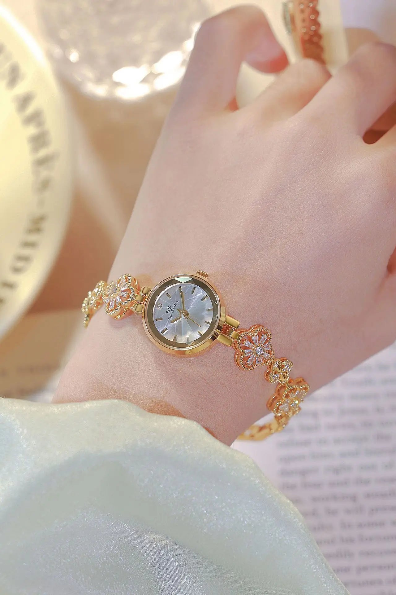 New Luxury Ladies Watch Gold Silver Small Bracelet Quartz Wristwatches 2024 Fashion Woman Watch Wrist Gift For Girlfriend